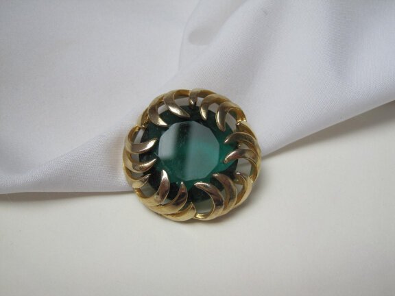 Broche Sphinx goudkleurig met smaragd groene kristal glassteen 3.4 cm. - Afbeelding 7
