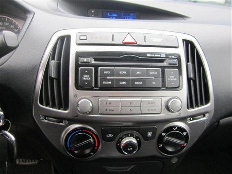 Hyundai i20 - 1.4i i-Motion 5drs AUTOMAAT weinig km Bovag garant ie - 1