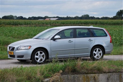 Volvo V50 - D3 Momentum 5-Cilinder Uniek Automaat - 1