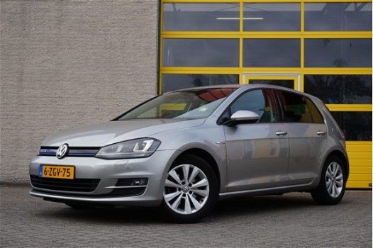 Volkswagen Golf - 1.6 TDI 5drs Highline BlueMotion BJ2014 Bi-Xenon | Navi (Groot) | Clima | PDC V+A - 1