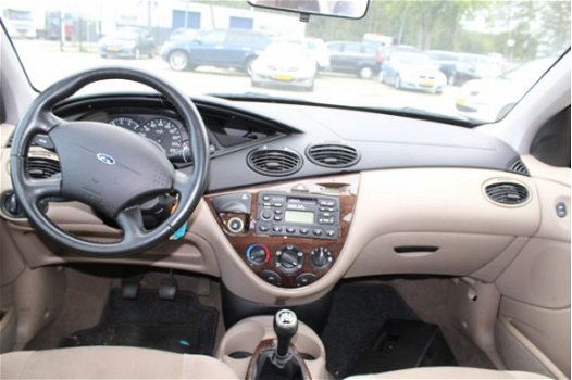 Ford Focus - 1.6-16V Ghia meeneemprijs, radio, elektrische ramen, trekhaak, meeneemprijs - 1