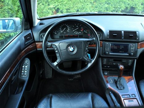 BMW 5-serie Touring - 525i Executive | Navigatie | Lederen bekleding | Trekhaak - 1
