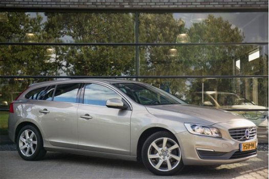 Volvo V60 - 1.6 D2 MOMENTUM , AUTOMAAT, Navigatie, Trekhaak, Cruise control, - 1