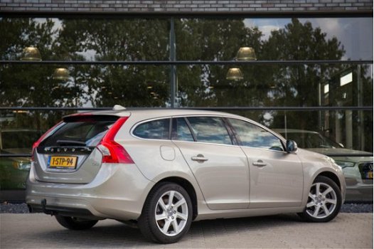 Volvo V60 - 1.6 D2 MOMENTUM , AUTOMAAT, Navigatie, Trekhaak, Cruise control, - 1