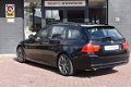 BMW 3-serie Touring - 318i High Executive 143 pk navigatie climate ctr cruise ctr half leder lmv 18 - 1 - Thumbnail