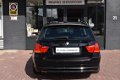 BMW 3-serie Touring - 318i High Executive 143 pk navigatie climate ctr cruise ctr half leder lmv 18 - 1 - Thumbnail