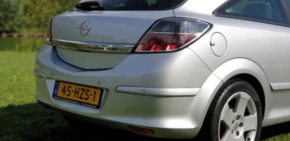 Opel Astra GTC - 1.6 Edition Navi parkeer sensor airco cv op afs elekramen stuurbkr - 1