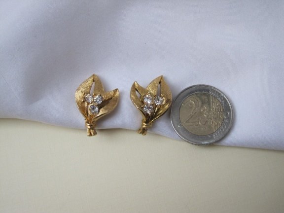 Oorbellen goudkleurig brushed blad takjes met kristal rijnsteentjes 2.6x1.7 cm. - Afbeelding 4