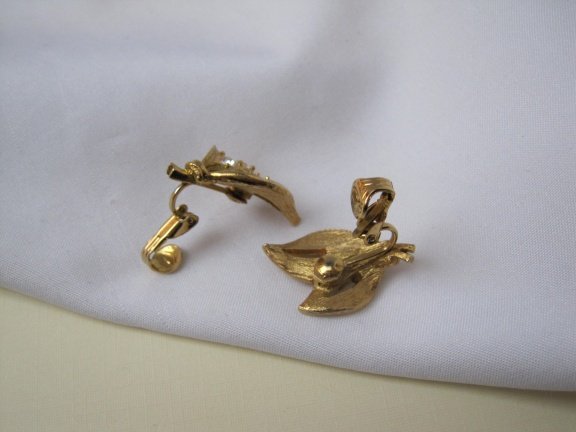 Oorbellen goudkleurig brushed blad takjes met kristal rijnsteentjes 2.6x1.7 cm. - Afbeelding 5