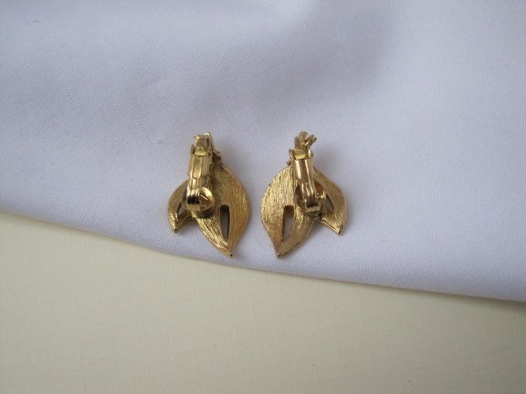 Oorbellen goudkleurig brushed blad takjes met kristal rijnsteentjes 2.6x1.7 cm. - Afbeelding 6