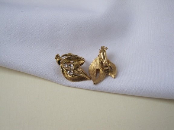 Oorbellen goudkleurig brushed blad takjes met kristal rijnsteentjes 2.6x1.7 cm. - Afbeelding 8