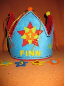 verjaardagskroon met versieringen van vilt en wol (Finn) - 1