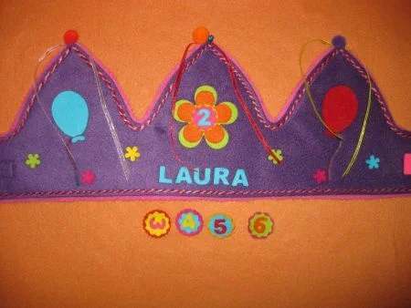 verjaardagskroon met versieringen van vilt en wol (Laura) - 2