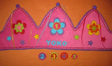 Feestkroon met versieringen van vilt en wol (Yoko) - 2