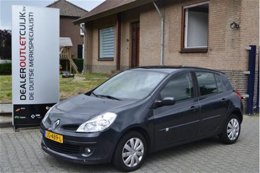 Renault Clio - 1.4-16V Expression Benzine, Elektrische Ramen, Privacyglas - 1