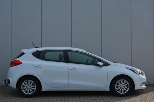 Kia Cee'd - 1.6 GDI Plus Pack Navigatie, Achteruitrijcamera, Climate control, Trekhaak - 1