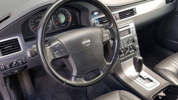 Volvo V70 - 2.5T Momentum NAVI/CRUISE/CLIMA/LMV/LEER/TREKHAAK - 1