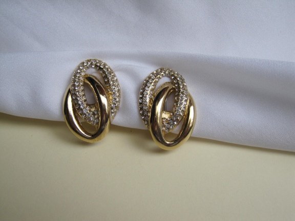 Oorbellen Premier D goudkleurig met kristal rijnsteentjes 2.9x1.9 cm - nr. 1