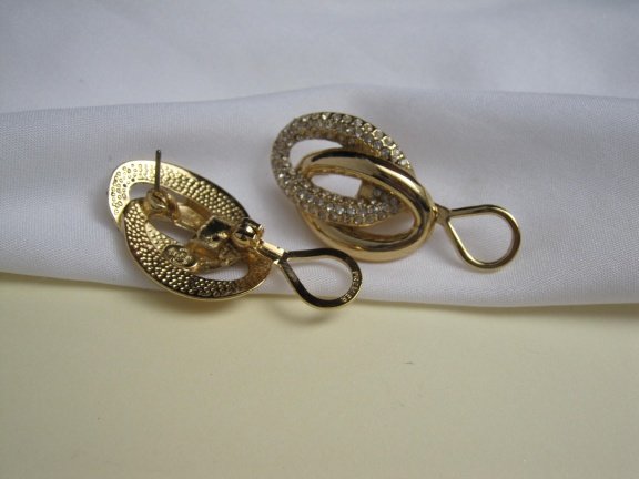 Oorbellen Premier D goudkleurig met kristal rijnsteentjes 2.9x1.9 cm - Afbeelding 2