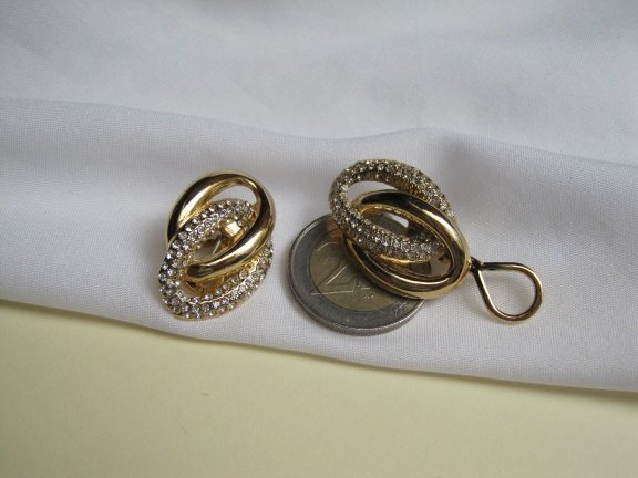 Oorbellen Premier D goudkleurig met kristal rijnsteentjes 2.9x1.9 cm - Afbeelding 3