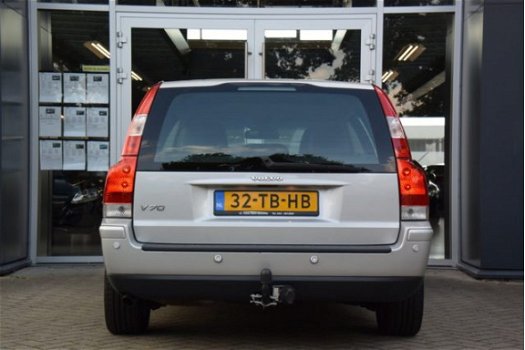 Volvo V70 - 2.4 140PK Leder, Airco, CruiseControl, LM16 - 1