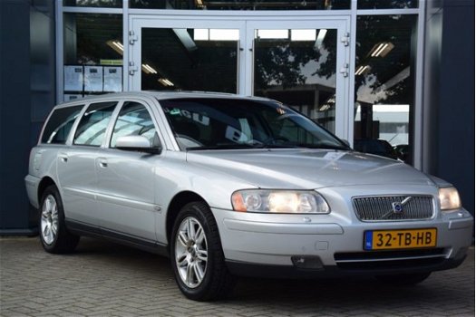 Volvo V70 - 2.4 140PK Leder, Airco, CruiseControl, LM16 - 1