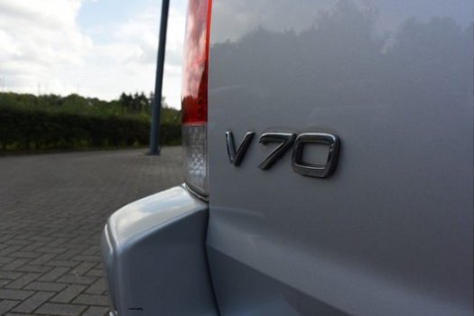 Volvo V70 - 2.4 140PK Leder, Airco, CruiseControl, LM16 - 1