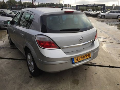 Opel Astra - 1.8 Essentia - 1