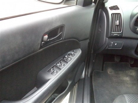 Hyundai i30 - 1.4i i-Drive Cool AIRCO Elek.Ramen/Spiegels Stoelverw - 1