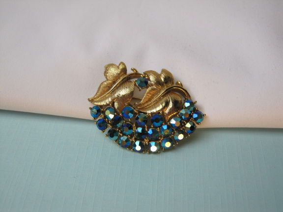 Broche goudkleurig blaadjes model met blauw aurora kristal rijnstenen 4.7x3.5 cm. - nr. 1