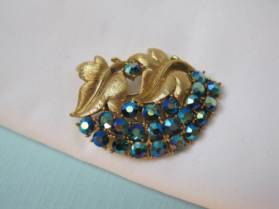 Broche goudkleurig blaadjes model met blauw aurora kristal rijnstenen 4.7x3.5 cm. - Afbeelding 3