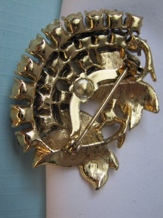 Broche goudkleurig blaadjes model met blauw aurora kristal rijnstenen 4.7x3.5 cm. - Afbeelding 4