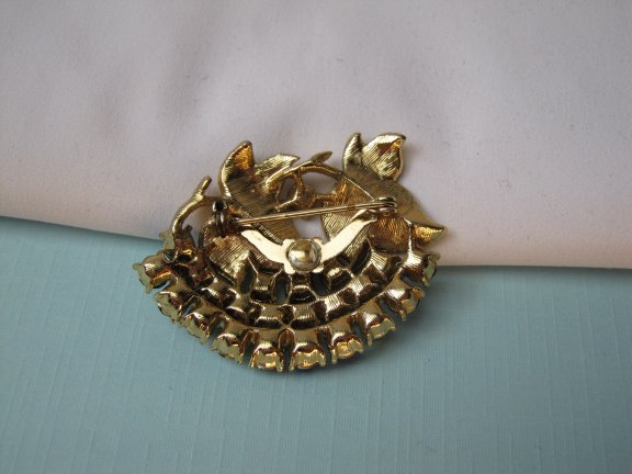 Broche goudkleurig blaadjes model met blauw aurora kristal rijnstenen 4.7x3.5 cm. - Afbeelding 5