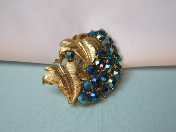 Broche goudkleurig blaadjes model met blauw aurora kristal rijnstenen 4.7x3.5 cm. - Afbeelding 6