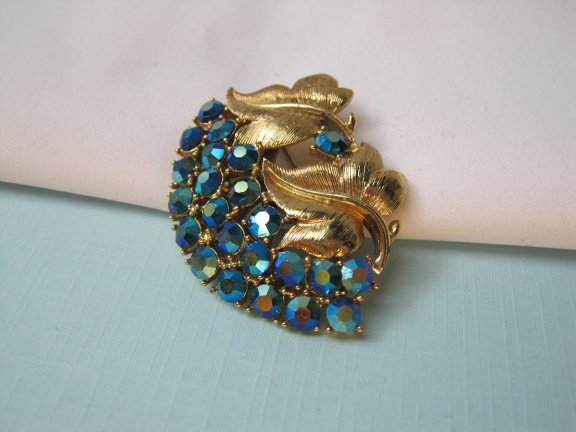 Broche goudkleurig blaadjes model met blauw aurora kristal rijnstenen 4.7x3.5 cm. - Afbeelding 7