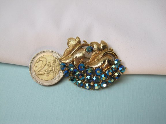 Broche goudkleurig blaadjes model met blauw aurora kristal rijnstenen 4.7x3.5 cm. - Afbeelding 2