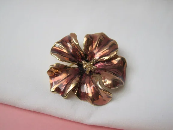 Broche goudkleurige bloem bordeaux rood emaille rijnsteentjes meeldraden 5.0x5.0 - nr. 1