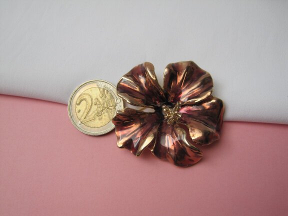 Broche goudkleurige bloem bordeaux rood emaille rijnsteentjes meeldraden 5.0x5.0 - Afbeelding 2