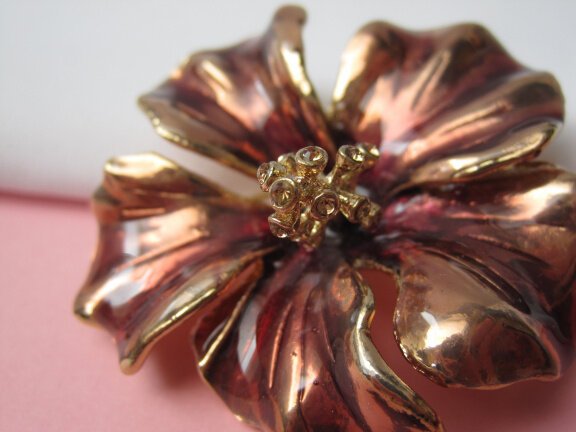 Broche goudkleurige bloem bordeaux rood emaille rijnsteentjes meeldraden 5.0x5.0 - Afbeelding 3