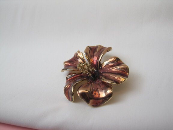 Broche goudkleurige bloem bordeaux rood emaille rijnsteentjes meeldraden 5.0x5.0 - Afbeelding 4