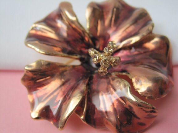 Broche goudkleurige bloem bordeaux rood emaille rijnsteentjes meeldraden 5.0x5.0 - Afbeelding 6