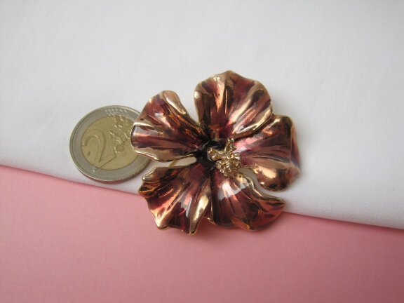Broche goudkleurige bloem bordeaux rood emaille rijnsteentjes meeldraden 5.0x5.0 - Afbeelding 7