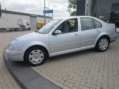 Volkswagen Bora - 1.6 Comfortline - 1