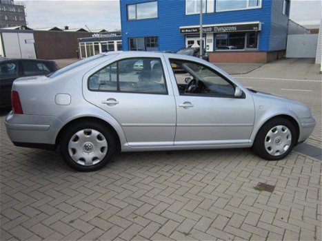 Volkswagen Bora - 1.6 Comfortline - 1