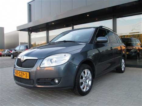 Skoda Fabia Combi - Combi 1.6 16v Elegance Ecc Trekhaak 2008 - 1