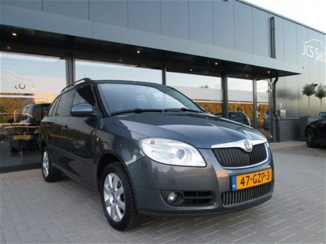 Skoda Fabia Combi - Combi 1.6 16v Elegance Ecc Trekhaak 2008 - 1