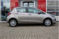 Toyota Yaris - 1.3 VVT-i Lounge met navigatie - 1 - Thumbnail