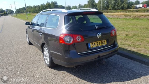 Volkswagen Passat Variant - 2.0 TDI Highline/clima/cruise/trekhaak - 1