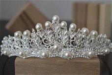 TIARA MET PARELS EN KRISTAL VOOR DE BRUID