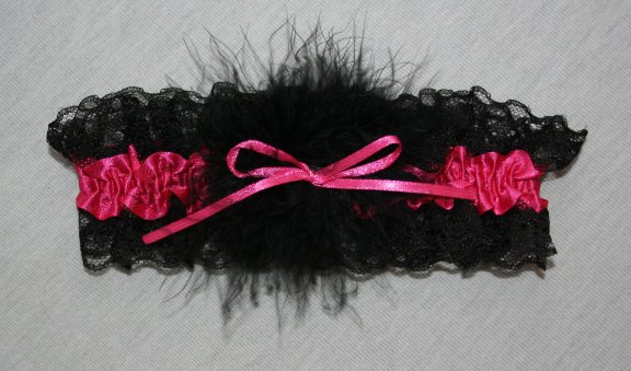 Kousenband met zwart kant en dons in fuchsia roze - 1